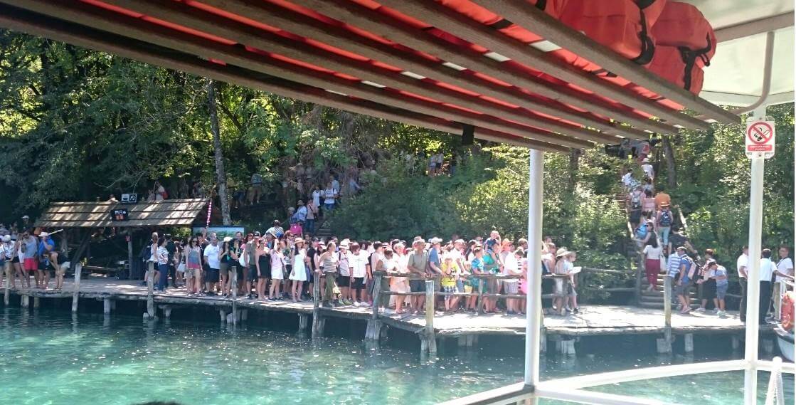 queue des visiteurs pour monter à bord des bateaux à Plitvice en été