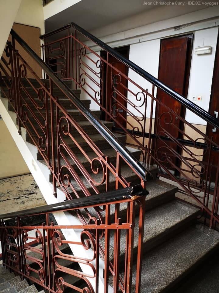 escalier dans un immeuble Bauhaus à Budapest