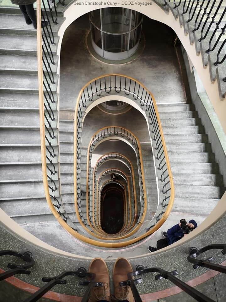 escalier de style Bauhaus à Budapest