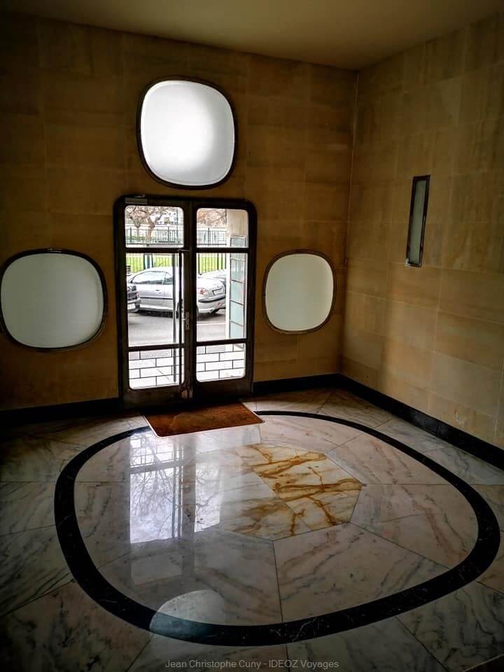 hall en marbre dans un immeuble de Budapest au style Bauhaus