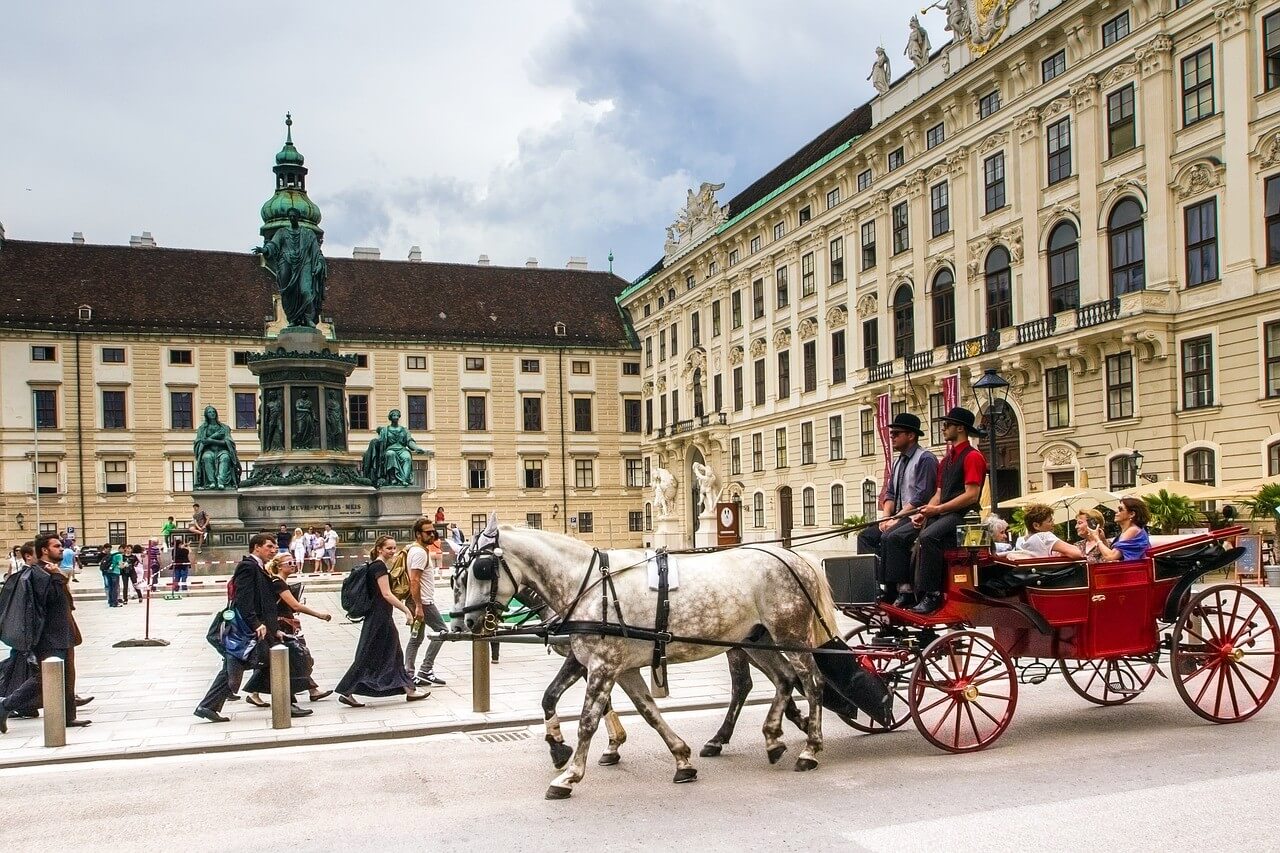 vienne fiacre devant le palais impérial d'Hofburg