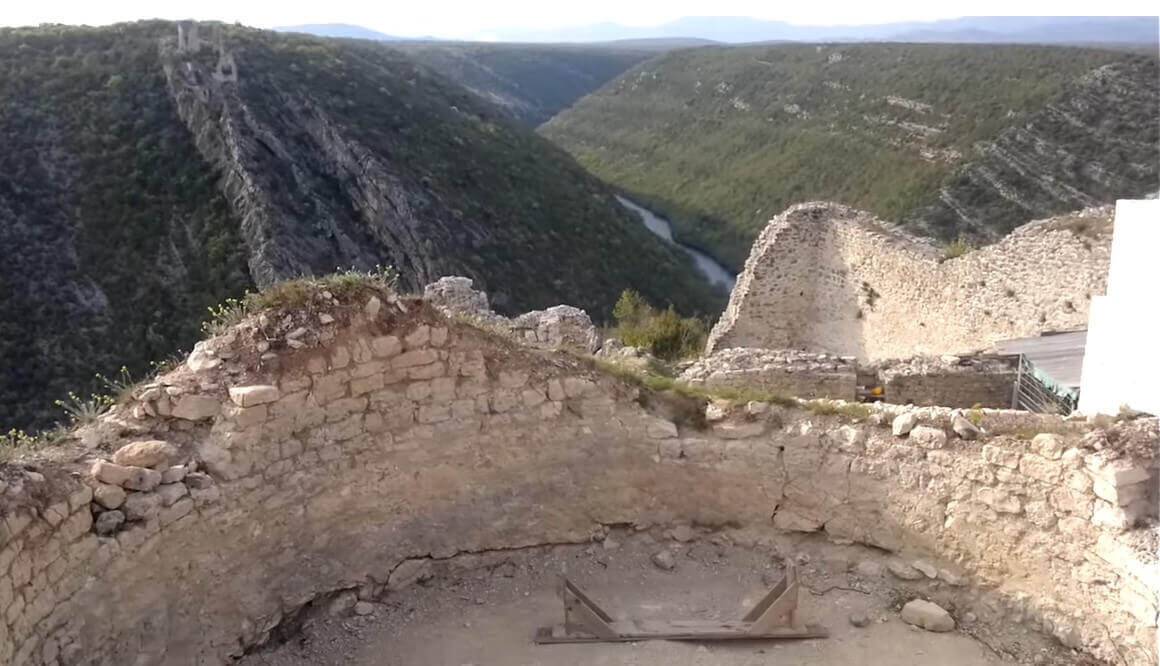 Vue de le forteresse trosenj et du canyon de Krka depuis Necven