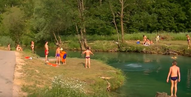 baignade dans la riviere korana près de Plitvice 