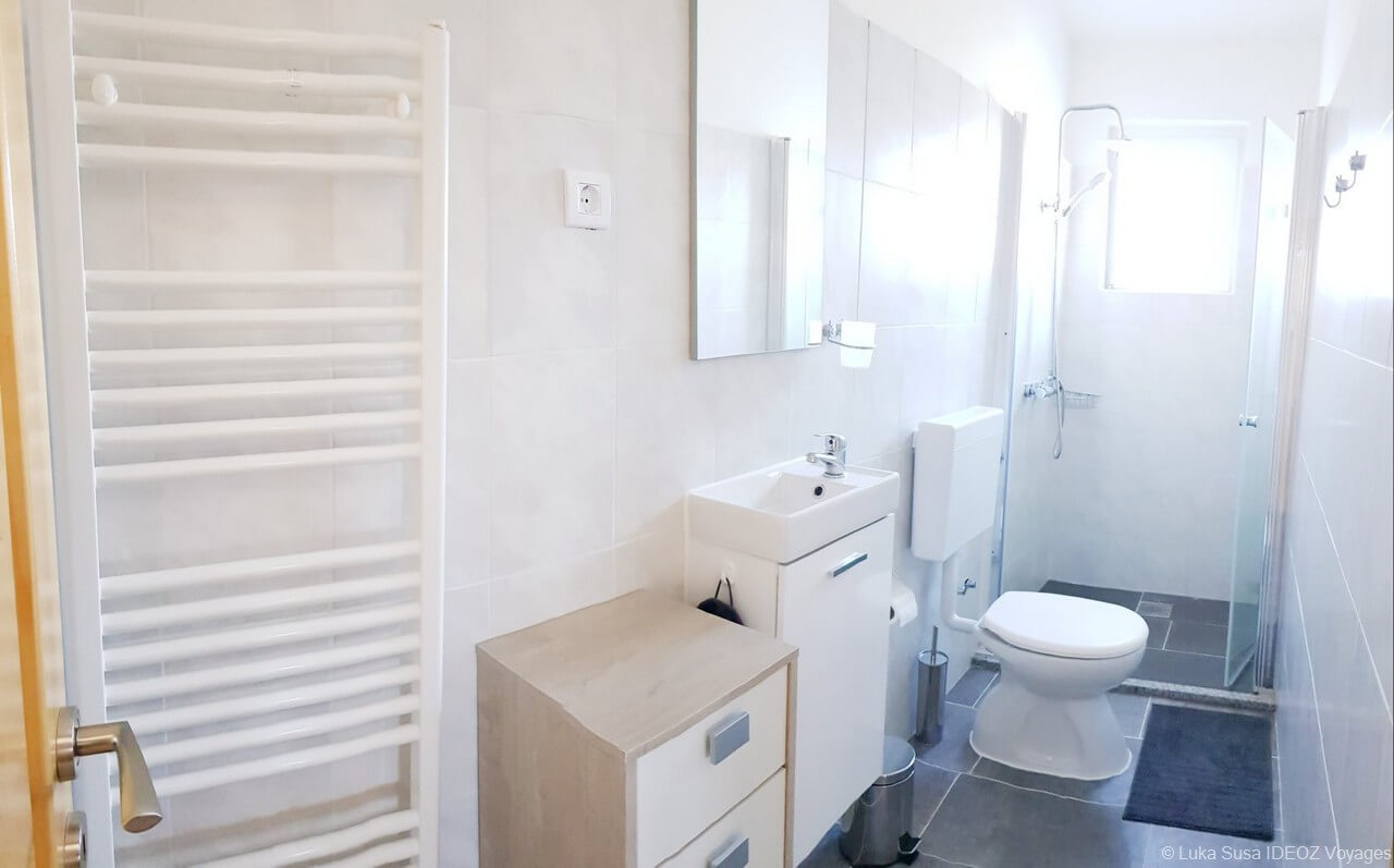 salle de bain appartement Luka à Vrana (1)