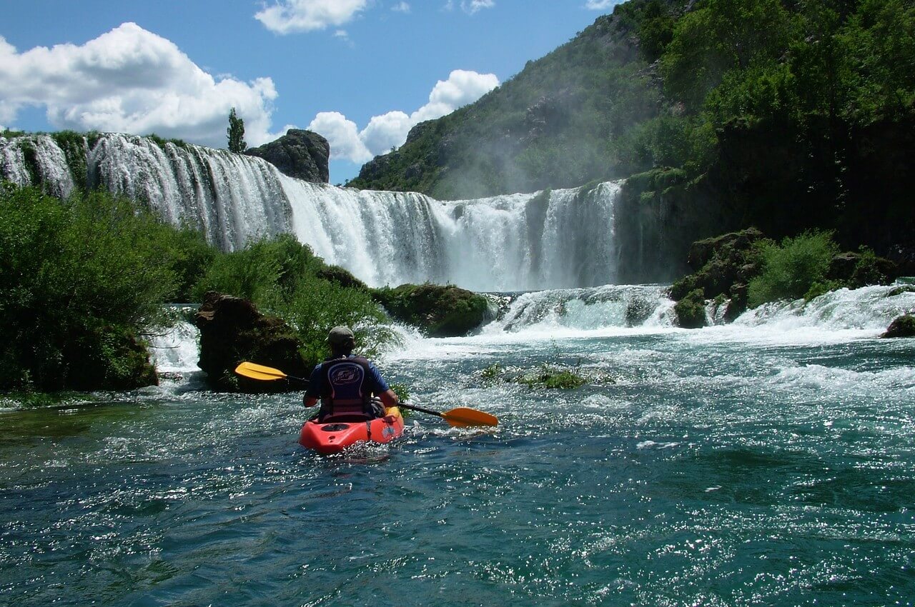 chutes de la rivière zrmanja en kayak