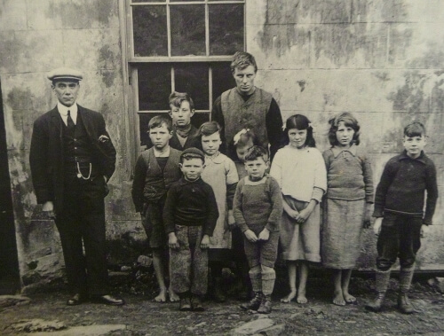 Des enfants de Saint Kilda devant leur école. (Photo Damien Personnaz, d'après une archive du musée de l'île)
