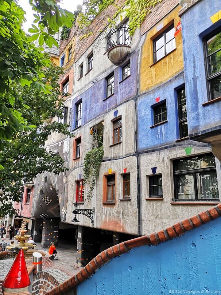 façade à l'intérieur du village Hundertwasser à Vienne