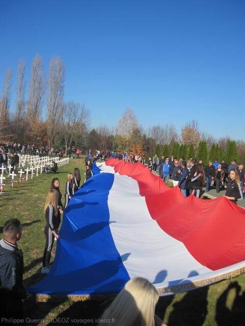 déploiement du drapeau croate dans le cimetière de guerre de Vukovar (1)