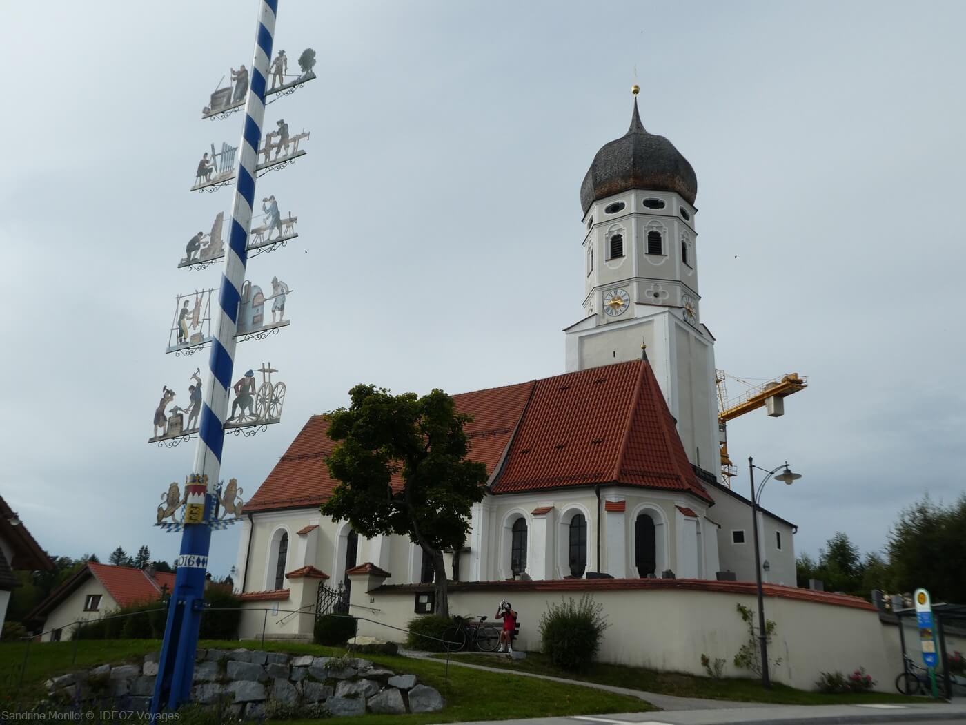 église d'andechs et arbre de mai en haute bavière près de munich