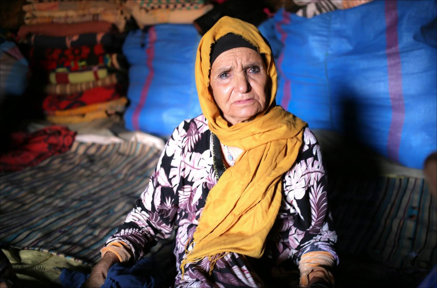 femme nomade dans une grotte dans le maroc berbère