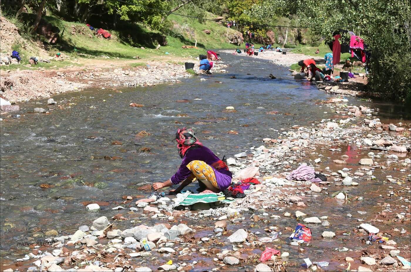 femmes berbères nettoyant leur linge dans la rivière