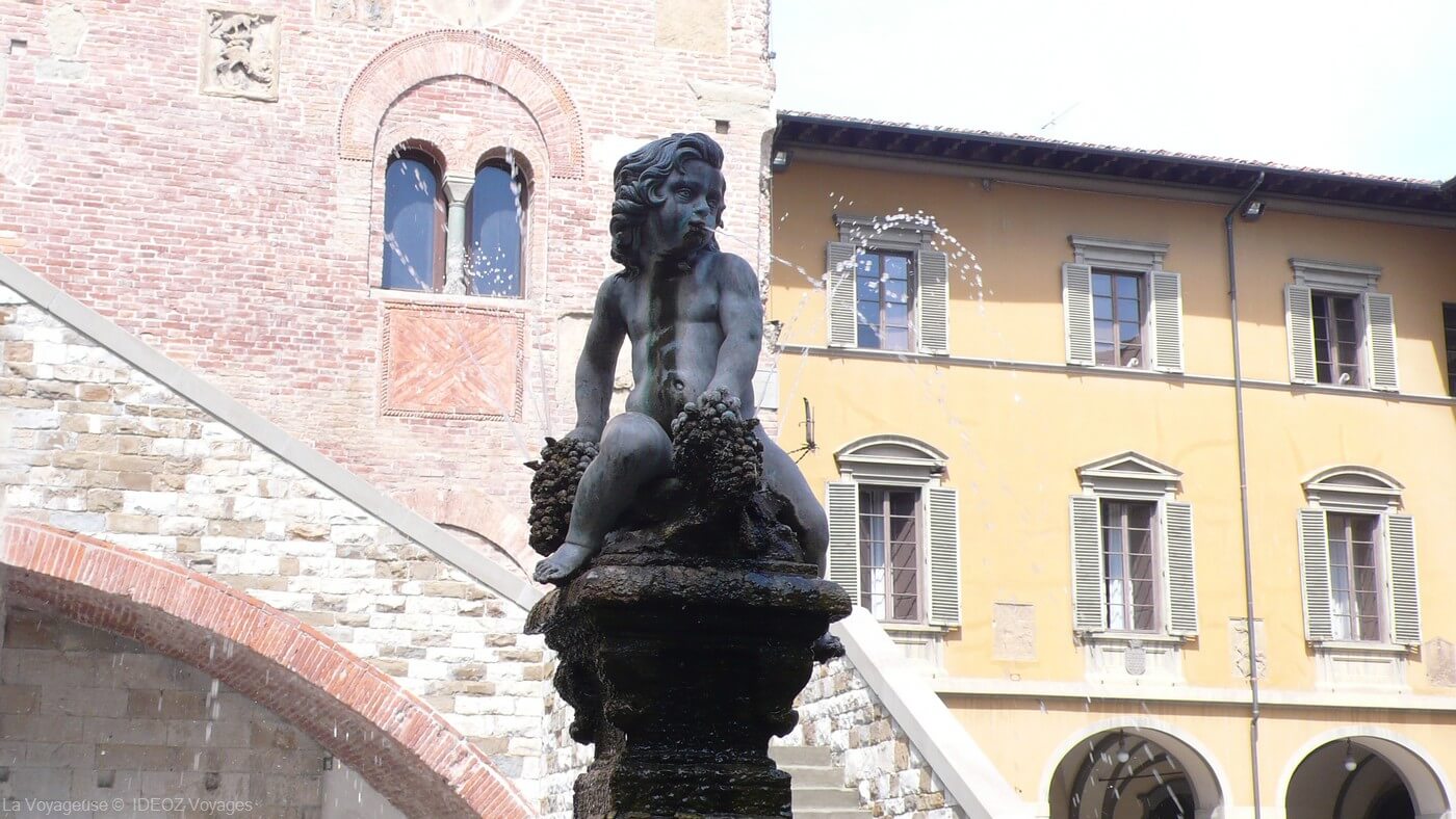 Angelot sur la fontaine sur la place centrale de Prato
