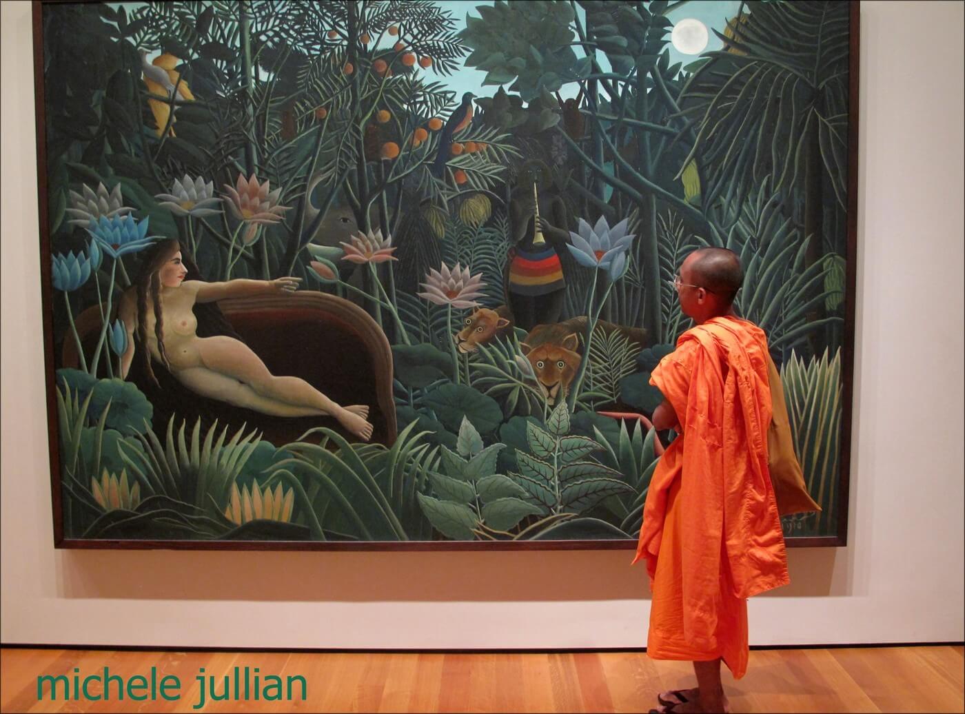 moine bouddhiste admirant un tableau de gauguin à new york
