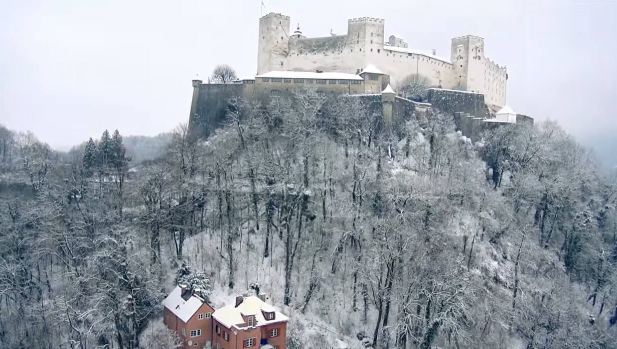 château médiéval dominant salzbourg enneigé