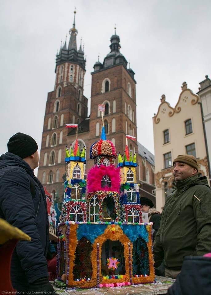 Szopki krakowskie crèche de cracovie exposée sur le rynek devant la cathédrale