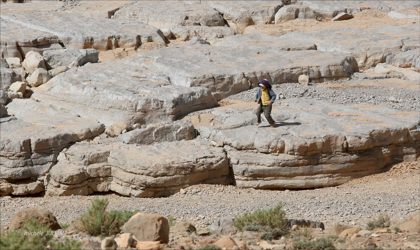 Enfant berbère sautant de rocher en rocher