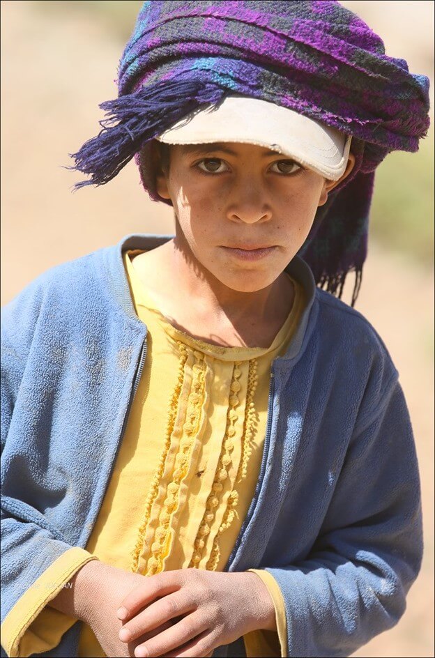 enfant nomade dans l'atlas en pays berbère