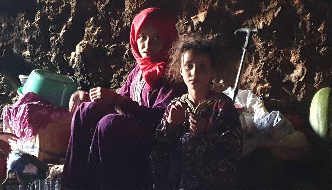 enfants nomades vivant dans des grottes dans l'atlas marocain