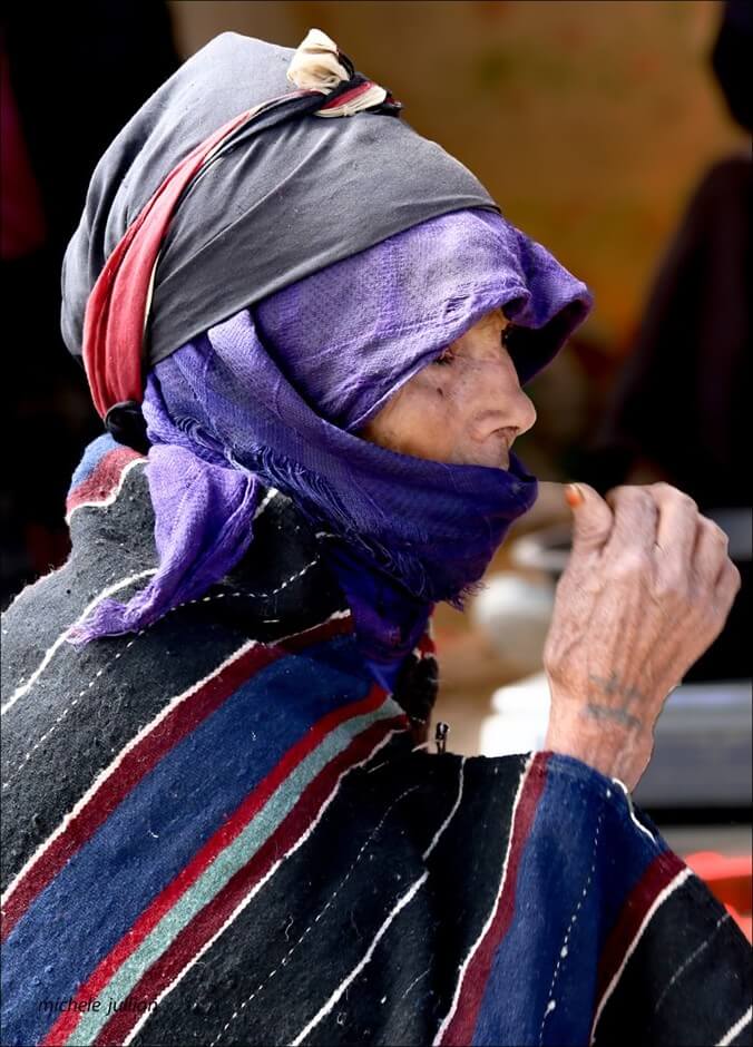 Imilchil insolite (Haut Atlas) femme dans le souk
