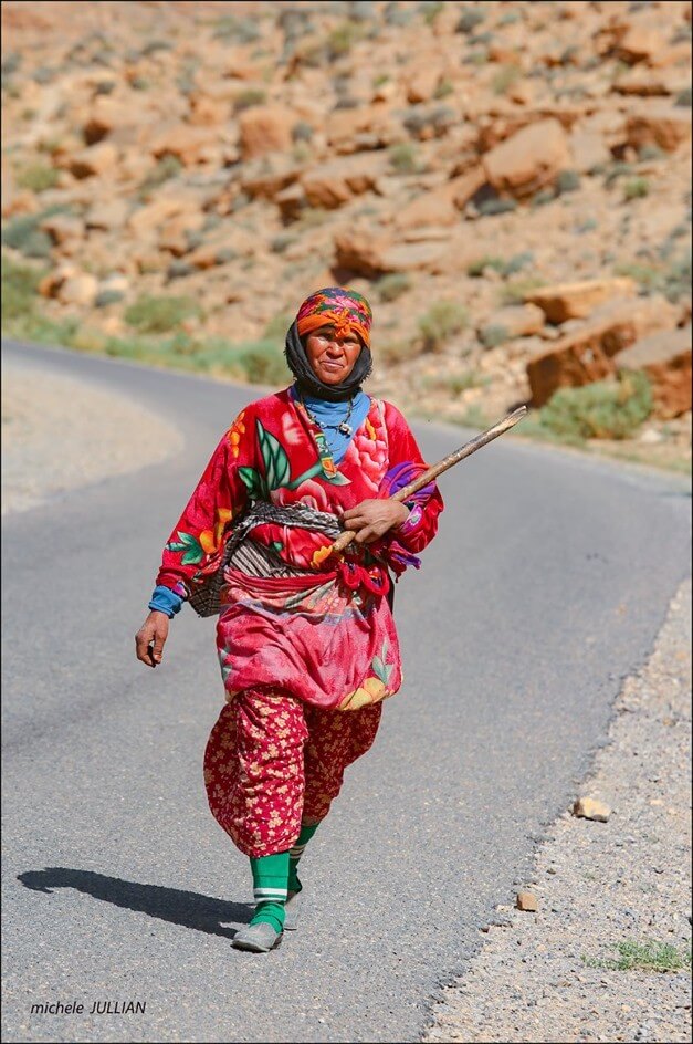 femme nomade marchant sur la route  entre Saghro et le Haut Atlas 