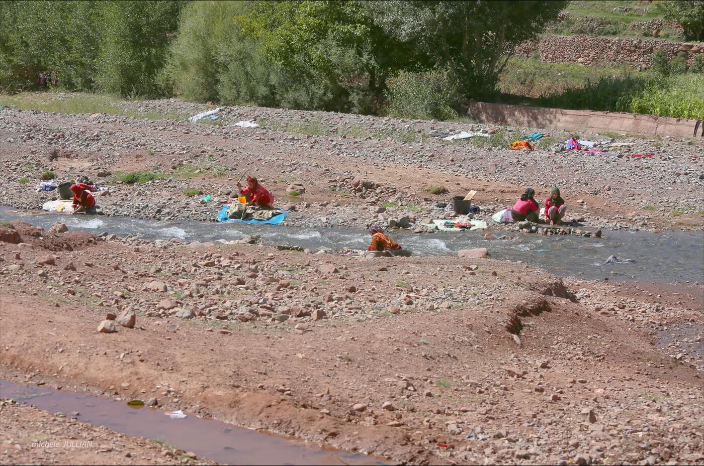 femmes berbères près de la rivière en train de faire la lessive