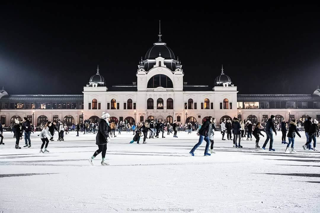 hiver à budapest sur la patinoire de plein air