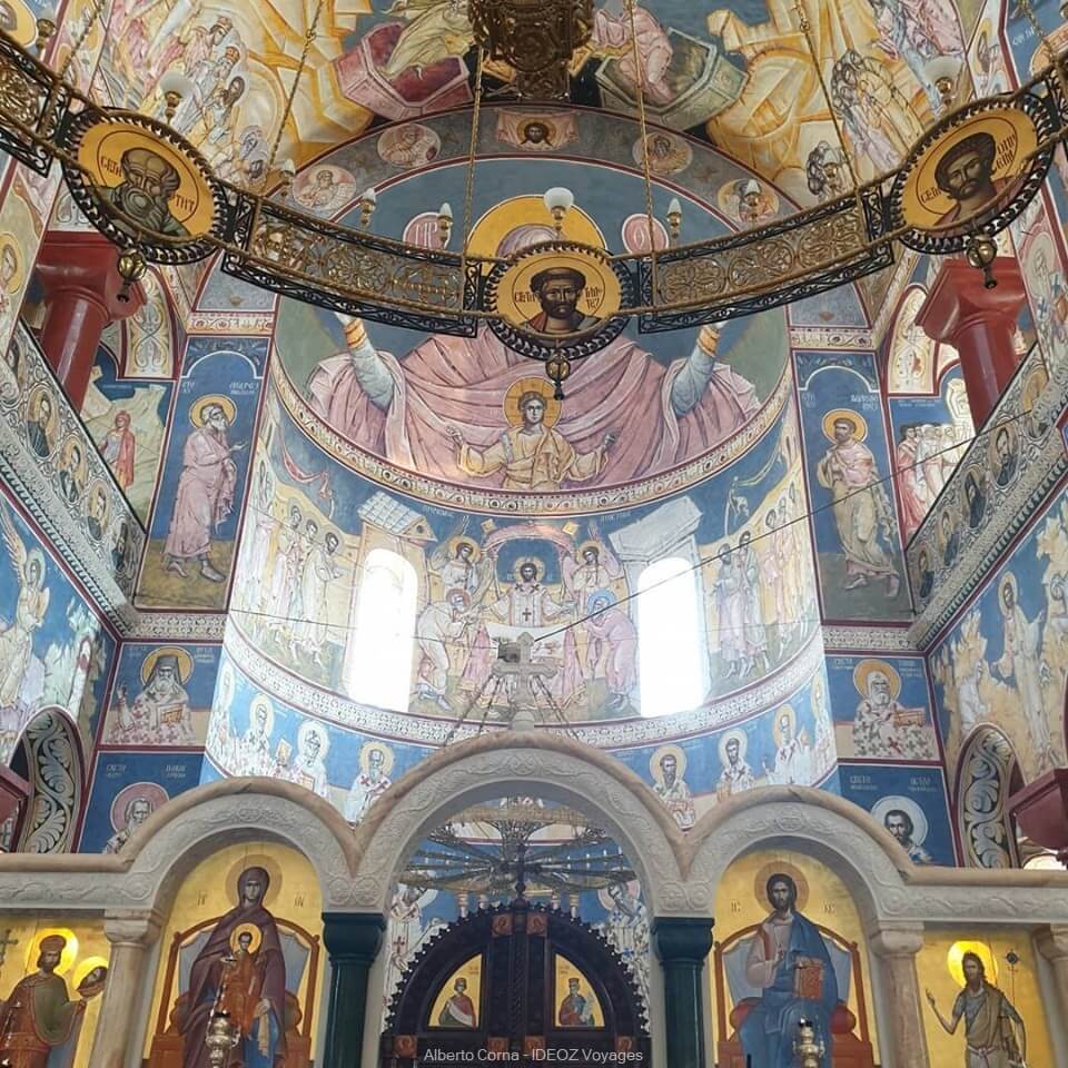 intérieur de la cathédrale de la résurrection du christ à podgorica