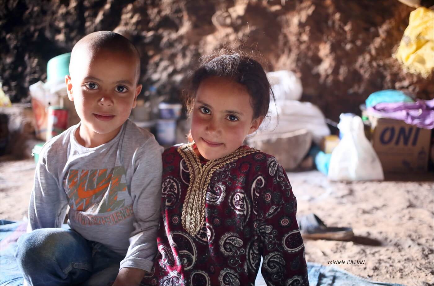jeunes enfants nomades vivant dans une grotte dans le maroc berbère