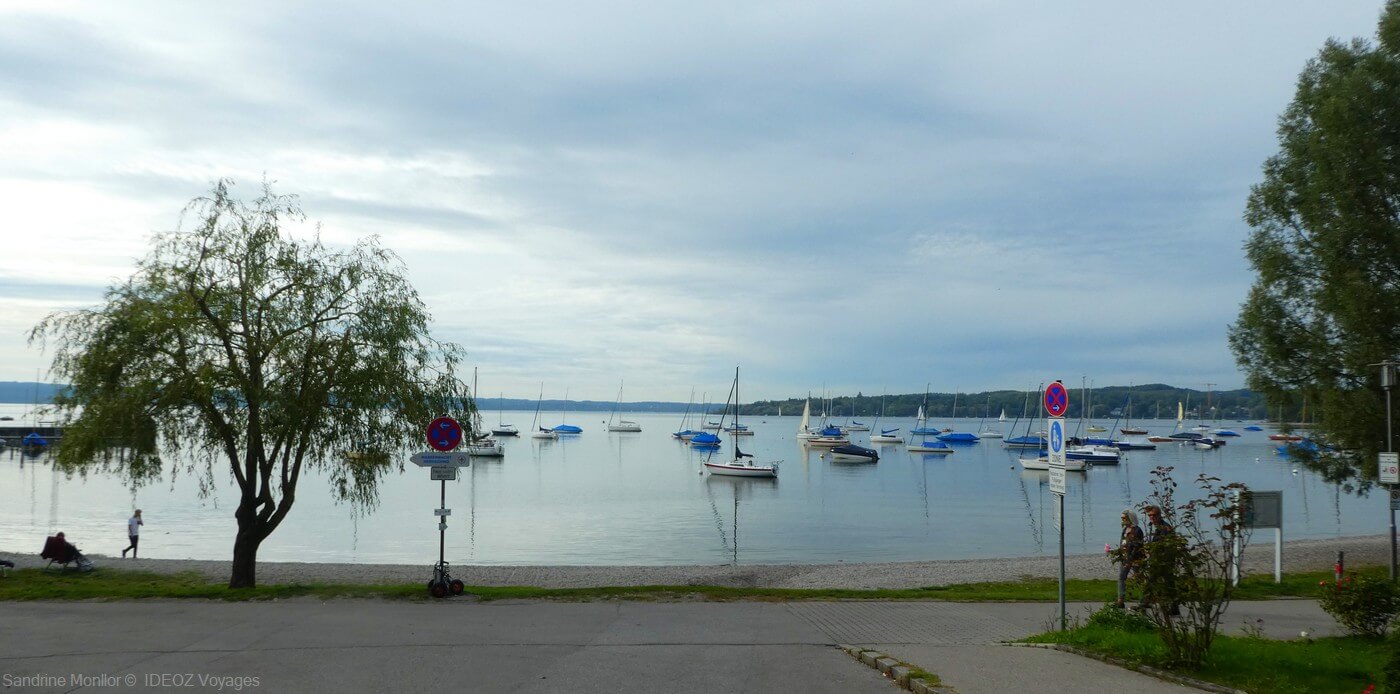 lac ammersee en bavière avec ses bateaux de plaisance en automne