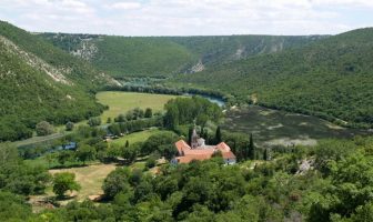 Sur la route des églises et monastères serbes orthodoxes en Krajina monastère de krka dédié à l'archange michel (1)