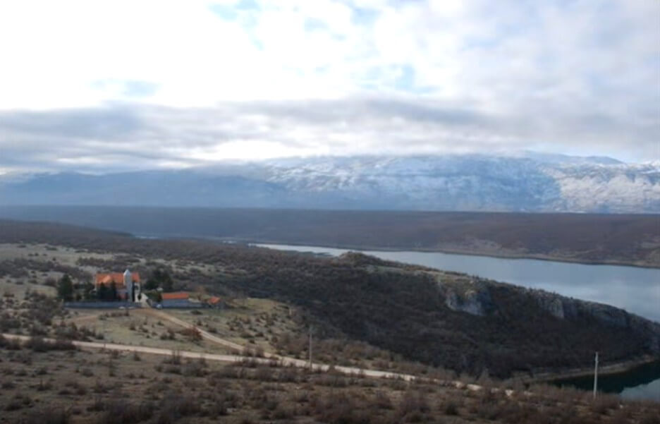 panorama sur le monastère serbe orthodoxe de dragovic et le lac de peruca en dalmatie