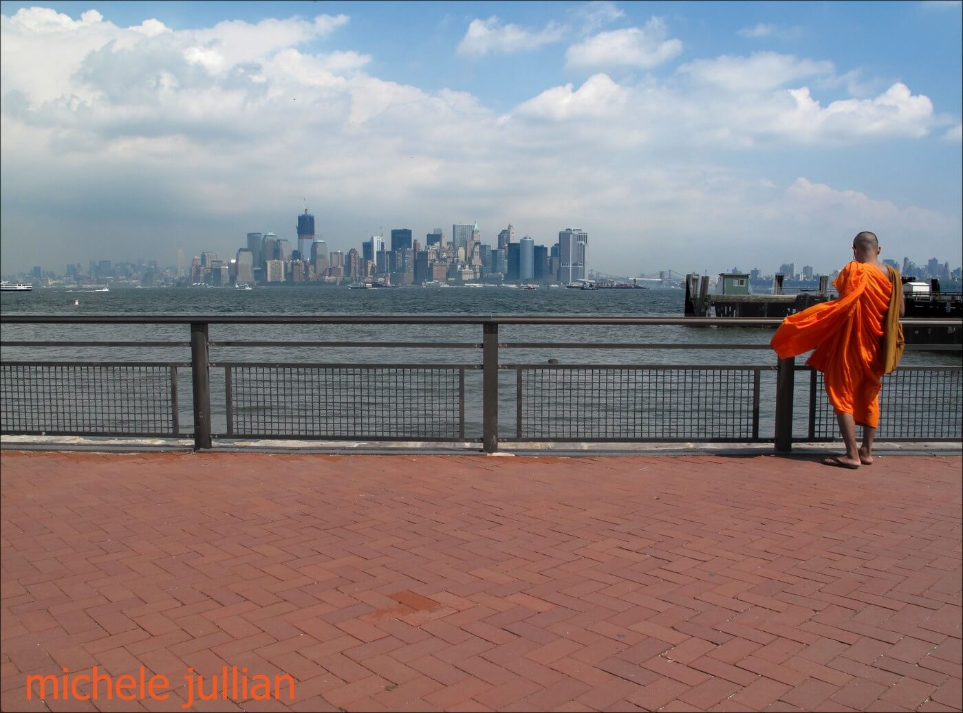 new york panorama admiré par un moine bouddhiste