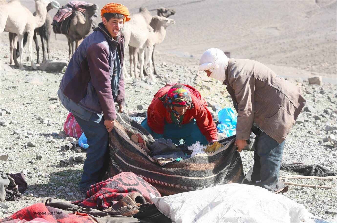 nomades berbères en train de faire leurs bagages entre Saghro et le Haut Atlas 