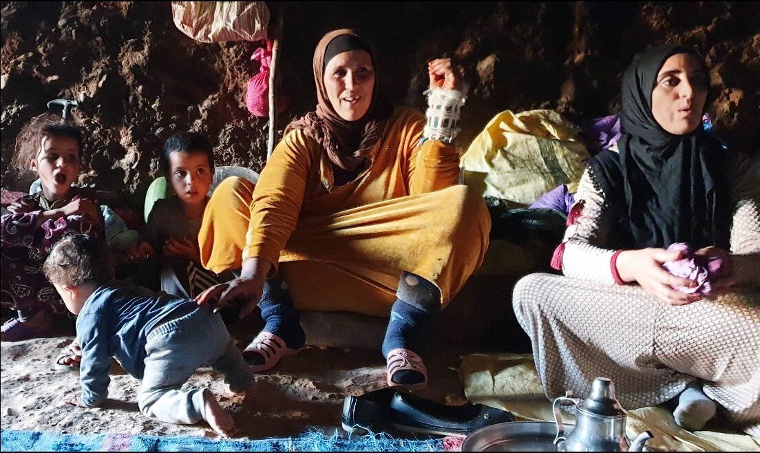 nomades berbères vivant dans les grottes au maroc