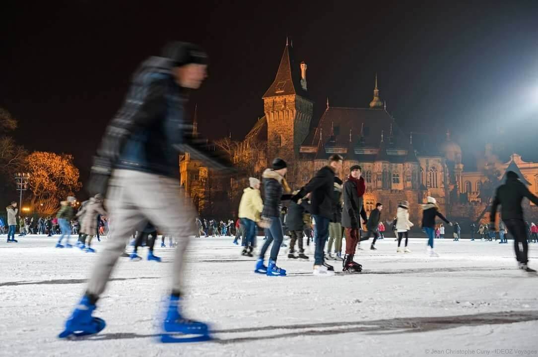 Patineurs sur la patinoire de plein air du château de Vajdahunyad à Budapest