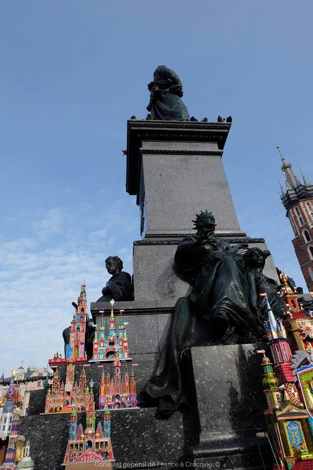 petits modèles de crèches de cracovie sur la statue de la place centrale de Krakow