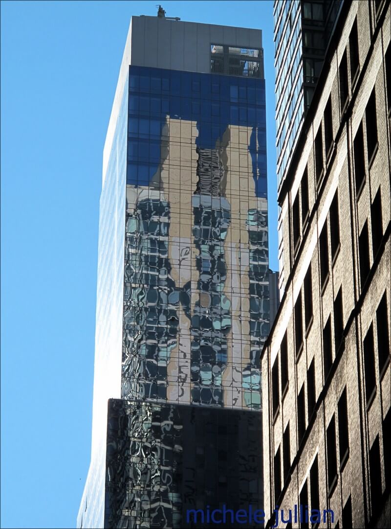 reflets sur un gratte ciel à new york