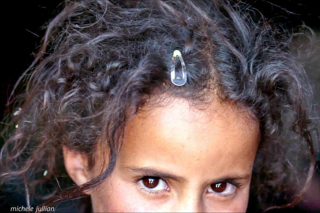 regard d'une fillette nomade berbère au maroc (1)