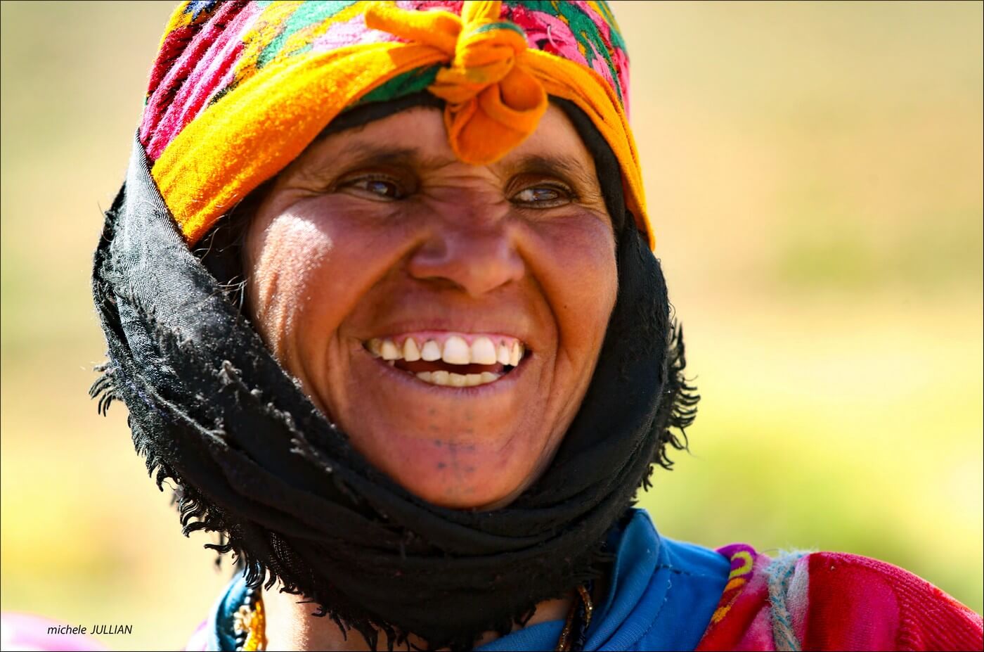 sourire d'une femme berbere au maroc