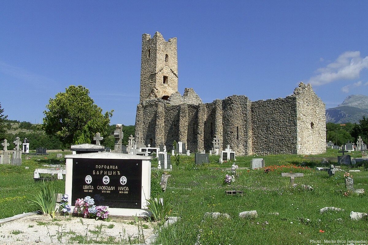 tombes du cimetière autour de l'église de saint Sauveur près de cetina