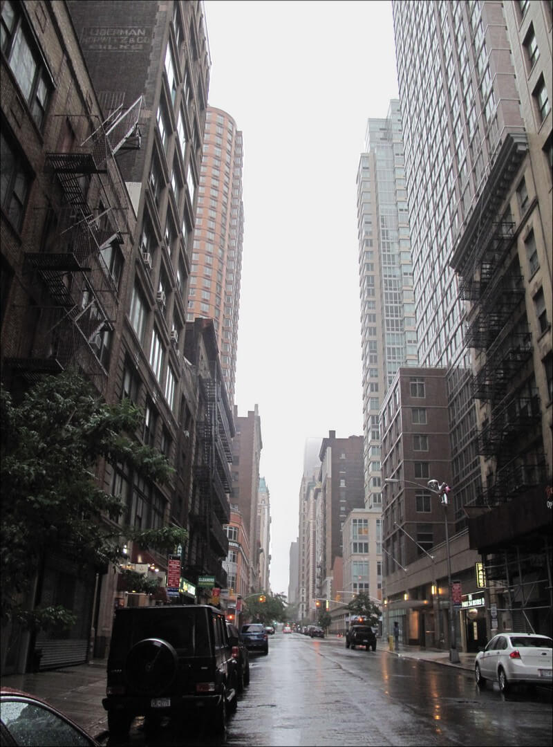 une rue de new york sous la pluie