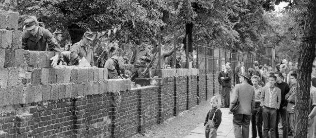 début de la construction du mur de berlin