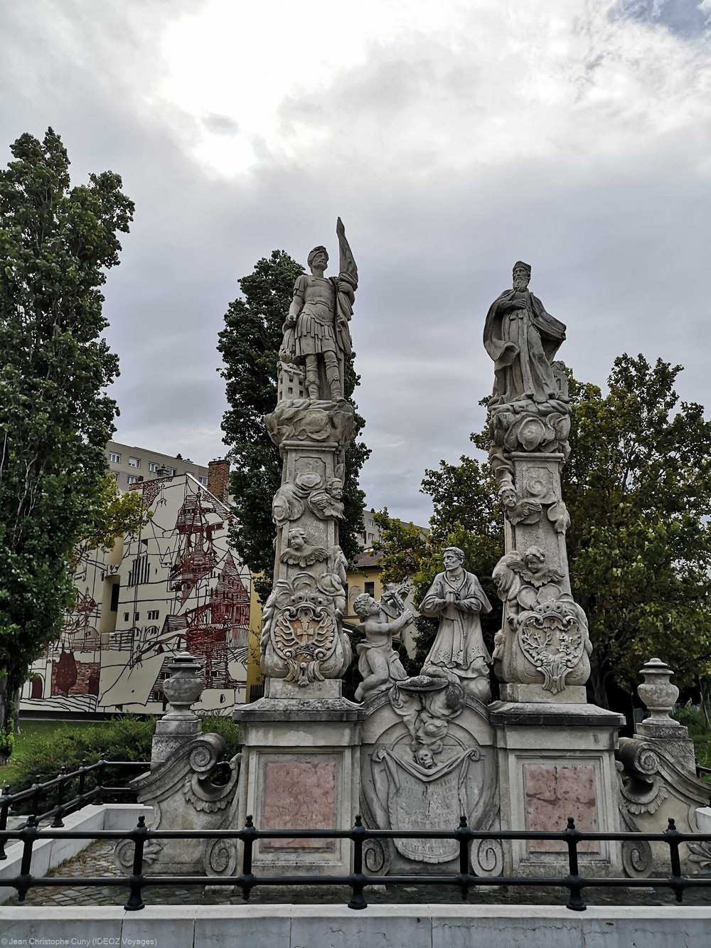 statues baroques de saint Florian et saint Jean Népomucéne