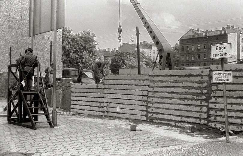 construction du mur de berlin en août 1961