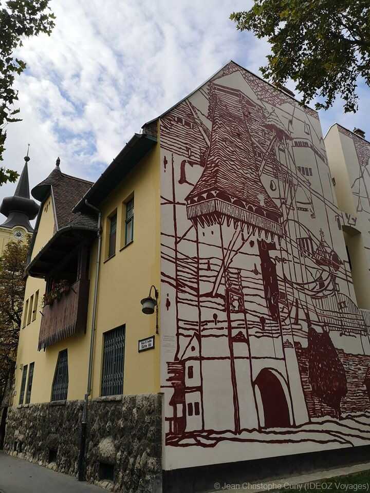façade en trompe l'oeil dans le quartier d'obuda à budapest