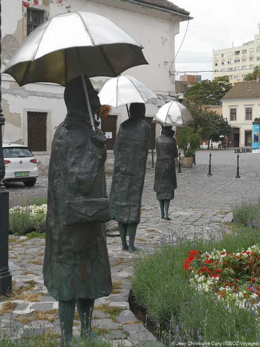 femmes au parapluie d'Imre Varga à obuda