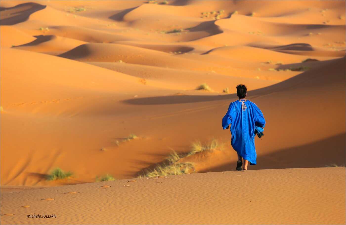 homme marchant dans le désert au maroc