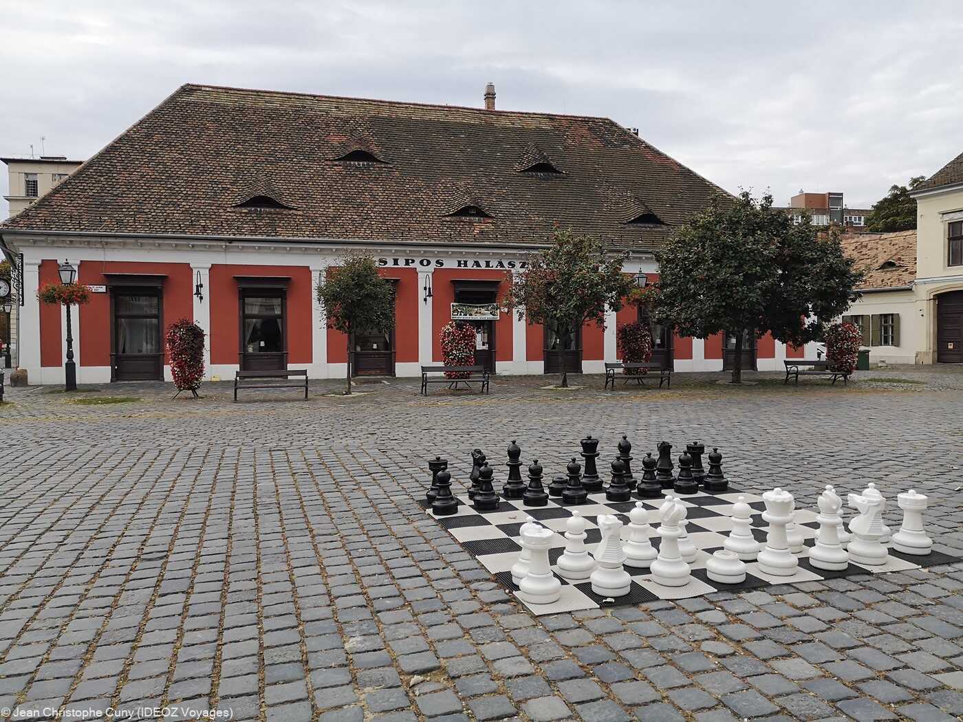 jeu d'échecs sur la place principale d'obuda à budapest