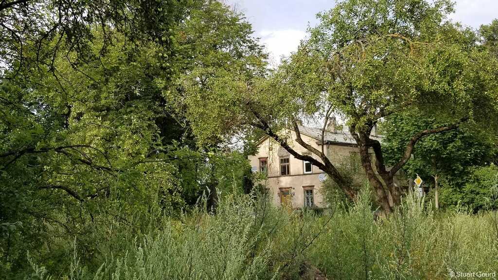 maison abandonnée dans le quartier de kipsala à riga