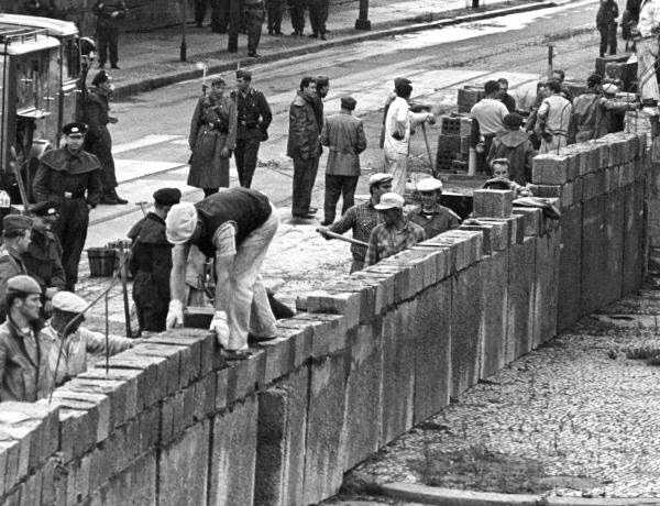 maçons en train d'édifier le mur de berlin en août 1961 #berlinwall  